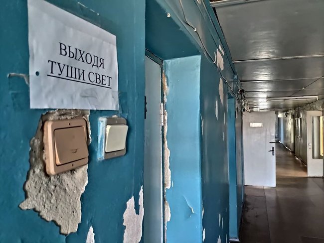 Туши свет: журналіст Реуцький показав лікарню на Луганщині для хворих з коронавірусом 06