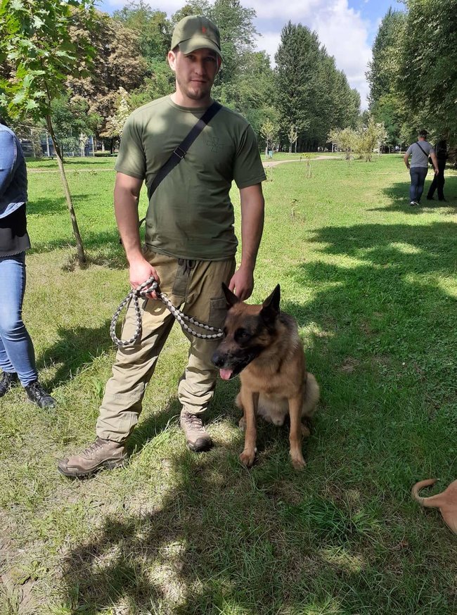 Во Львове наградили собак, служивших вместе с хозяевами в зоне боевых действий на Донбассе 03