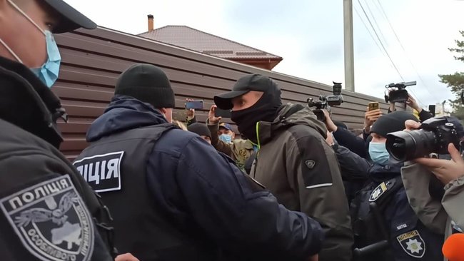 Тупицкий, вали в Ростов!: активисты провели акцию с виселицей под домом главы КС Тупицкого 14
