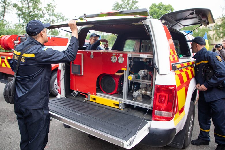 Франція передала МВС України 6 пожежно-рятувальних автомобілів та 7 авто медичної допомоги 04