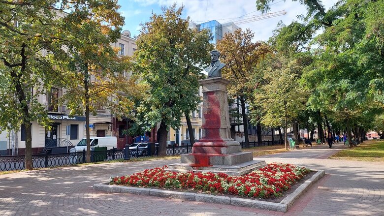 In Kharkiv, the monument to Pushkin was covered with red paint 01