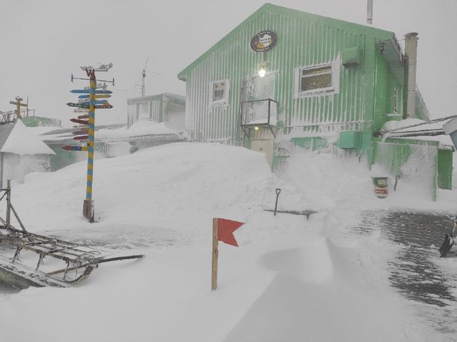 В Антарктиду пришла зима: украинских полярников заметает снегом 02
