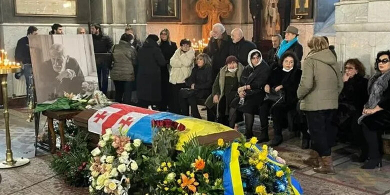 У Грузії прощаються з Вахтангом Кікабідзе, за рішенням сім’ї труну покрили українським і грузинським прапорами 01