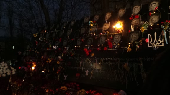 В центре Киева прошла панихида по Небесной Сотне, на месте гибели героев зажгли Лучи достоинства 02