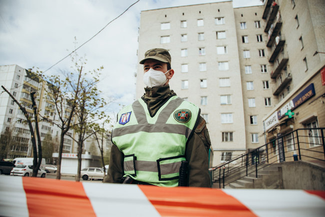 Нацгвардия охраняет общежитие в Вишневом, где зафиксирована вспышка COVID-19 05
