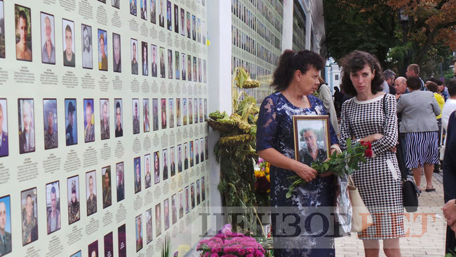 День Памяти павших защитников Украины: в Киеве возле Стены памяти проходят мемориальные мероприятия в память о жертвах Иловайской трагедии 12