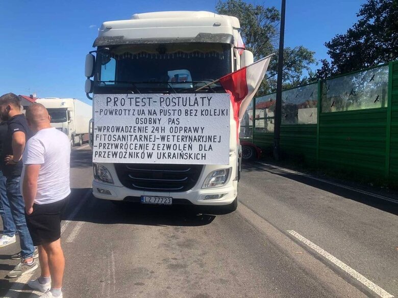 Черга з вантажівок на українсько-польському кордоні сягнула 54 км. Польські перевізники приєднались до вимог українських колег і оголосили страйк, - Найєм 01