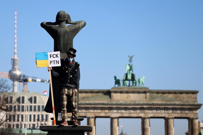 Масові мітинги проти війни в Україні прокотилися Європою. У Берліні вийшло щонайменше 20 тисяч людей 07