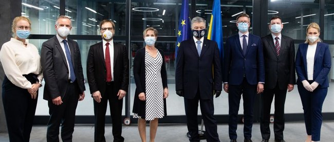 Посли країн Євросоюзу приїхали в офіс Порошенка: Обговорили посилення санкцій проти РФ і поглиблення інтеграції України в ЄС 02
