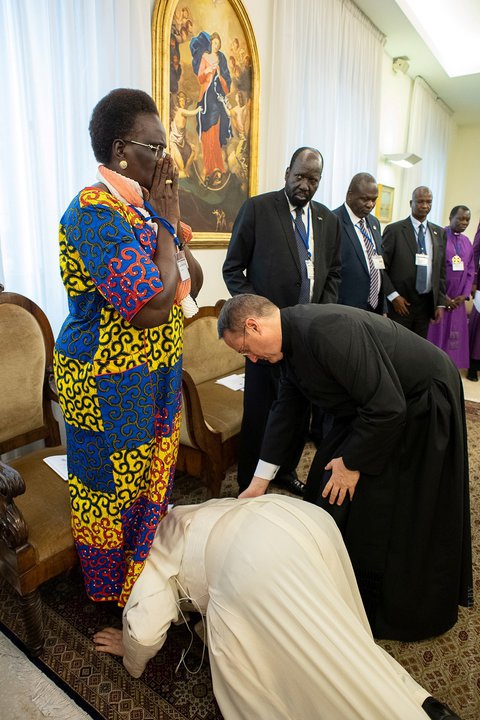 Папа Римский целует ноги: Папа Франциск целует ноги лидерам ...