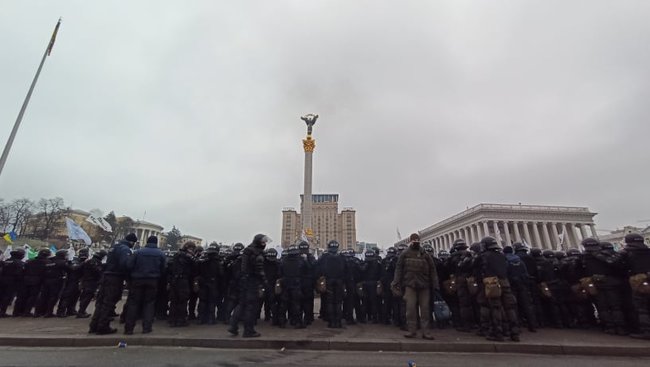 ФОПи спробували встановити намети на Майдані Незалежності: між мітингувальниками і правоохоронцями сталися сутички 01