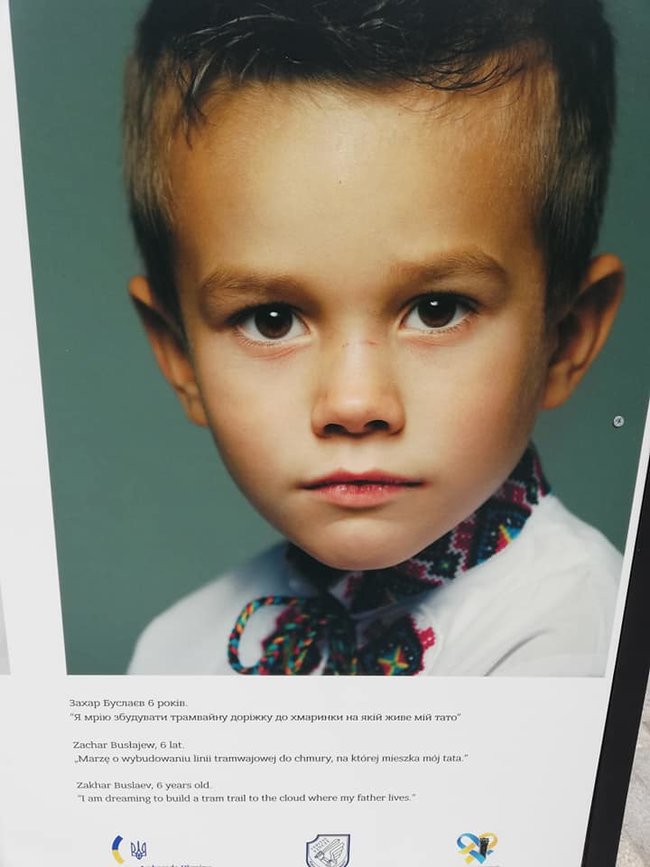 Взгляд будущего: в Люблине проходит уникальная фотовыставка, участниками которой стали дети погибших украинских Героев 02