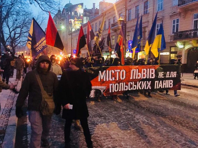 Националисты провели во Львове факельное шествие в годовщину гибели Шухевича 03