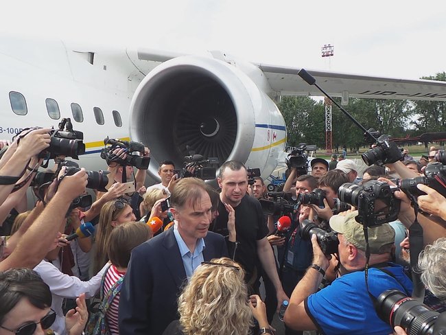 Освобожденные украинцы прилетели в Киев 17
