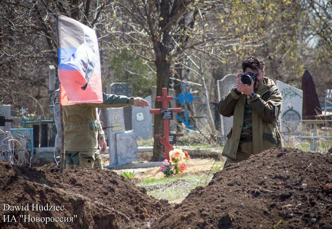Наемники Ходаковского выкопали укрепрайон на донецком кладбище 04
