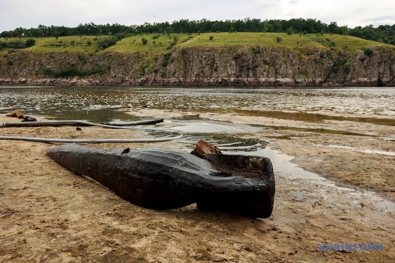 В обмілілій зоні Дніпра на Запоріжжі знайшли човен, якому близько тисячі років 04
