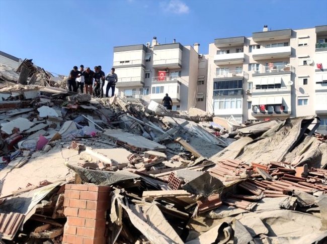 Сильний землетрус у Туреччині та Греції: в Ізмірі зруйновані будинки, по місту вдарило цунамі 07