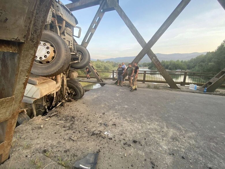 На Закарпатье во время движения автомобилей обрушился мост через реку Тересва (обновлено) 06