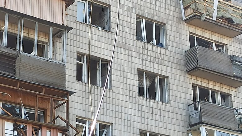 Наслідки падіння збитої російської крилатої ракети на Куренівку в Києві 17