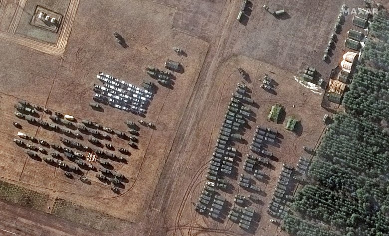 Понад 100 військових машин та десятки військових наметів зафіксовані у Білорусі біля кордону України: Maxar оприлюднив нові супутникові знімки 01
