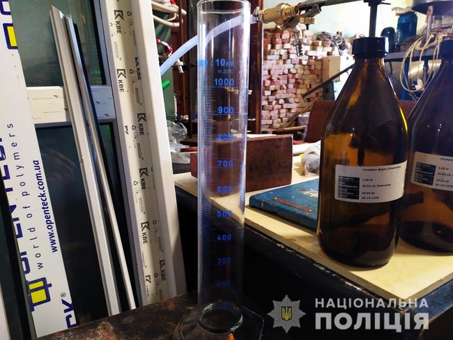 Полиция обнаружила подпольный цех по изготовлению контрафактных антисептиков на Киевщине 02