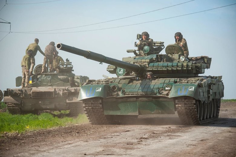 Бійці 93-ї ОМБр влаштували парад на трофейних російських танках 03