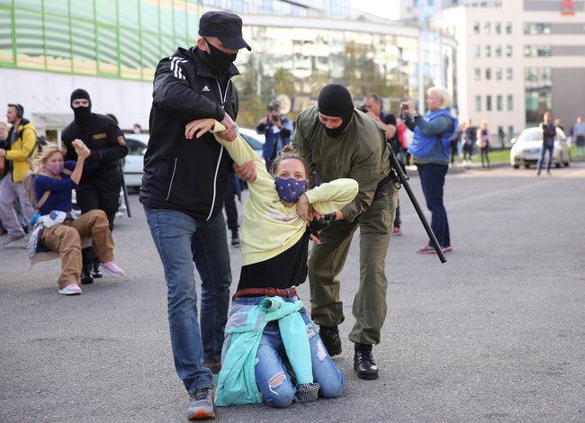 В Минске ОМОН с применением силы разогнал женский марш 17