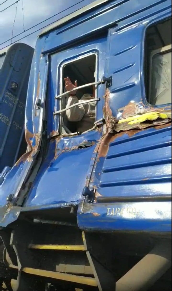 Комбайн столкнулся на переезде с пассажирским поездом Бахмут-Львов, поврежден локомотив и 6 вагонов, - Укрзализныця 03