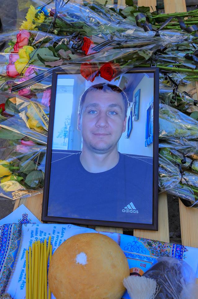 С погибшим в зоне АТО воином 53-й ОМБр Александром Матусом простились в Лисичанске 01