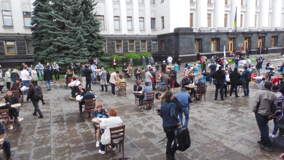 Ресторанний протест під Офісом Зеленського - Банкову заставили столиками з їжею 13