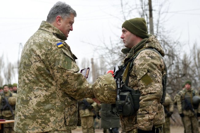 Порошенко на Донбассе вручил государственные награды украинским военнослужащим 04