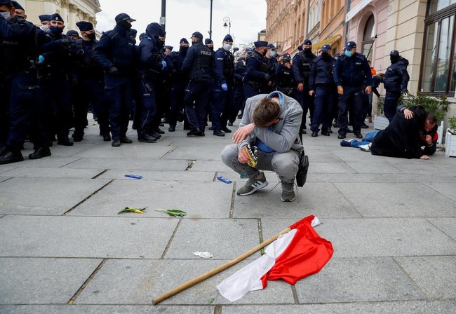 У Варшаві поліція розігнала антикарантинний протест: застосовувався сльозогінний газ, майже 400 затриманих 04