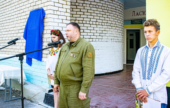 Мемориальную доску погибшему на Донбассе матросу Денису Юшко открыли на Николаевщине 03