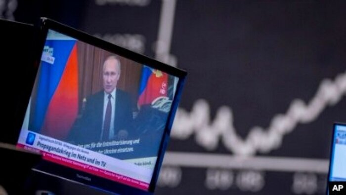 Видатки на війну зростають, Путін девальвує рубль і розпродує золото. Що відбувається з бюджетом Росії? 01