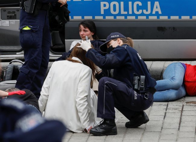 У Варшаві поліція розігнала антикарантинний протест: застосовувався сльозогінний газ, майже 400 затриманих 01