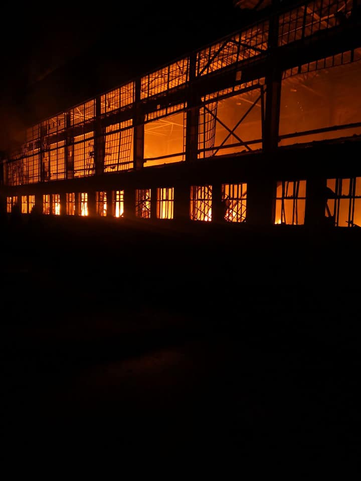 У Краматорську внаслідок обстрілу росіян горіли цехи машинобудівного заводу, - ДСНС 01