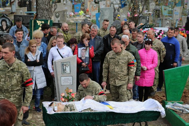 С погибшим в зоне АТО воином 53-й ОМБр Александром Матусом простились в Лисичанске 16