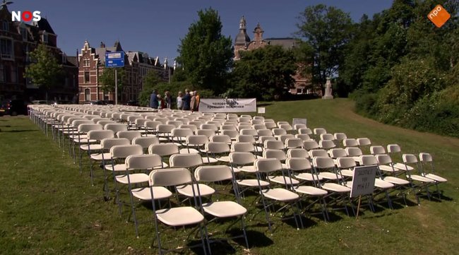 Перед началом суда по Боингу МН17 у посольства РФ в Гааге выставили 298 белых стульев 01