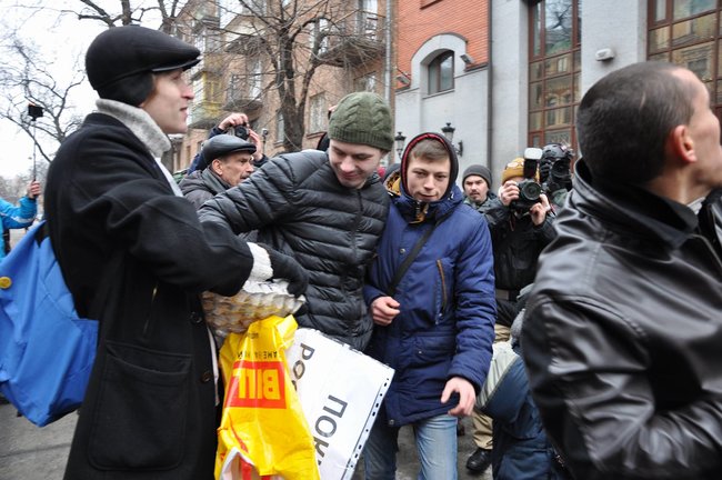 Акция Смерть России!: Националисты забросали камнями здание Россотрудничества и двух банков в Киеве 27