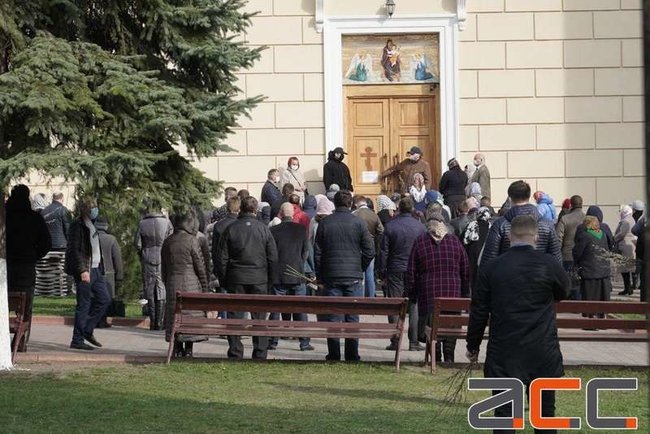 Область-лидер по коронавирусу в Вербное воскресенье: возле храмов в Черновцах собрались толпы прихожан 08
