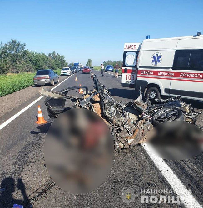 4 человека погибли в Запорожской области после столкновения легковушки и грузовика 01