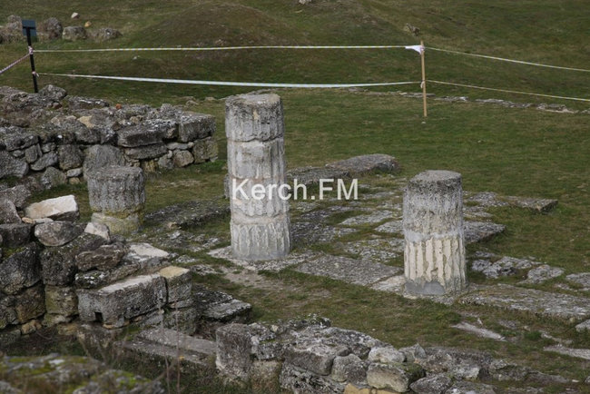 Античность не пережила российских оккупантов: в Керчи рухнули колонны на руинах Пантикапея 03