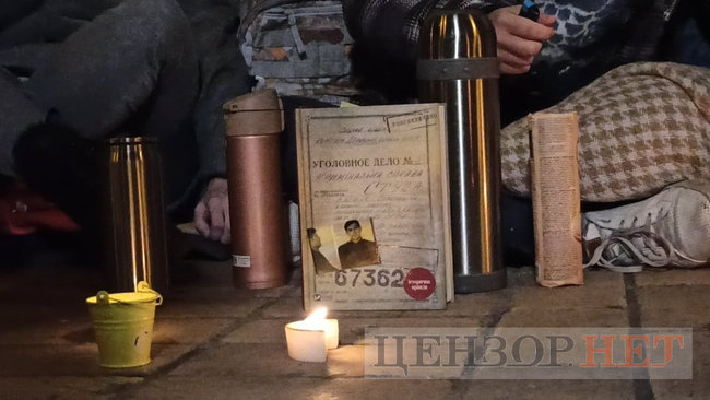 Заборона книги Справа Василя Стуса: кияни організували читання при свічках під Печерським райсудом 07