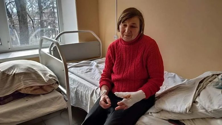 Внаслідок обстрілу військами РФ Марїнки поранено жінку, яка перебувала на автобусній зупинці, - гуманітарна місія Проліска 01