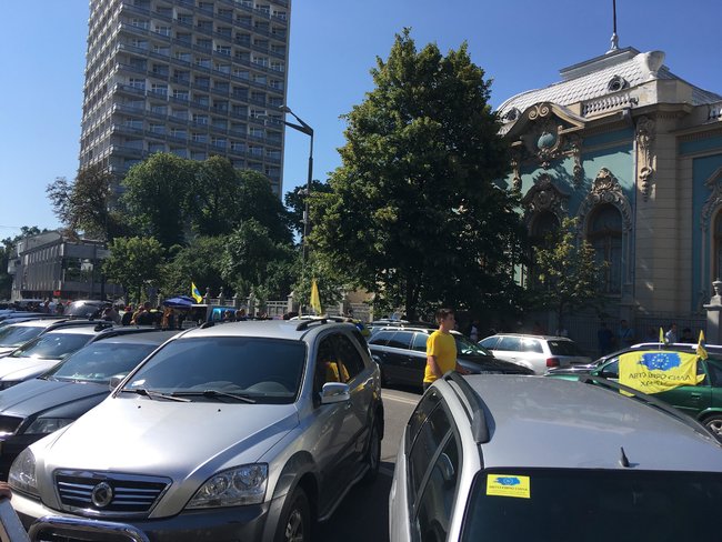 Владельцы евроблях продолжают протестовать в центре Киева: проезд по ул. Грушевского частично ограничен 04