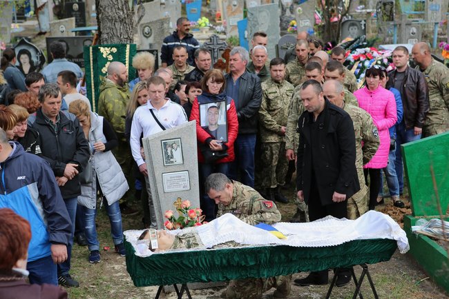 С погибшим в зоне АТО воином 53-й ОМБр Александром Матусом простились в Лисичанске 14
