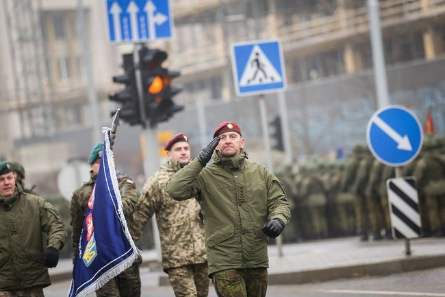 Украинские десантники приняли участи в параде в честь 100-летия восстановления Вооруженных Сил Литвы 03