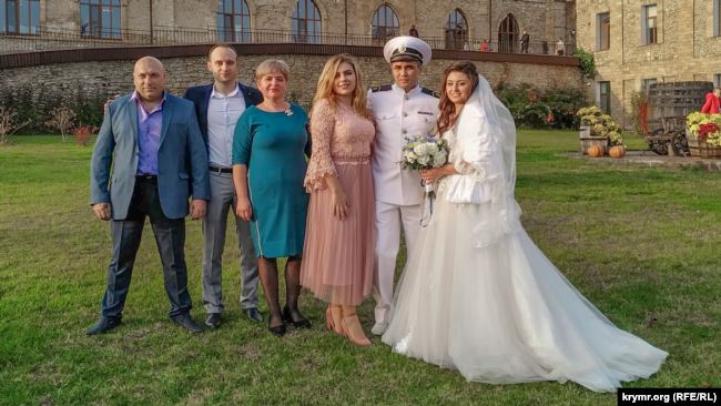 Звільнений із полону моряк Беспальченко зіграв весілля 03