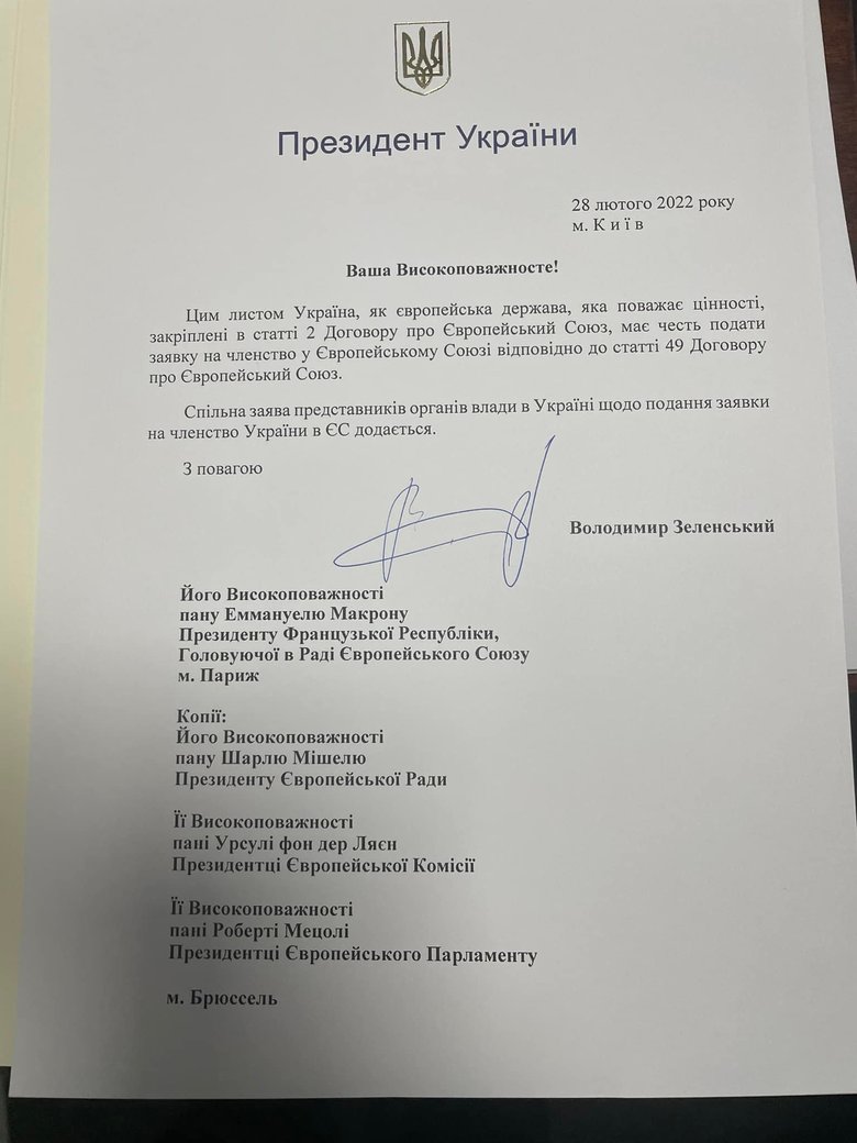 ZELENSKY SIGNS APPLICATION FOR UKRAINES MEMBERSHIP IN EU 02