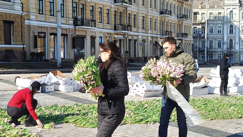 На Софійській площі в Києві виклали герб України з 1,5 млн квітів на честь жінок, які допомагають фронту 11